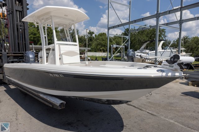 Used 2015  powered Robalo Boat for sale